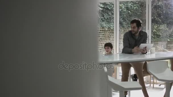 父亲和儿子在平板电脑上玩 — 图库视频影像
