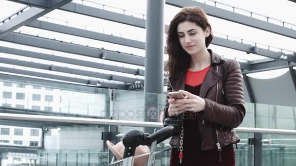 Vrouw zoekt op smart phone — Stockvideo