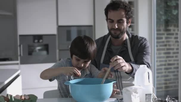 Отец и сын готовят печенье — стоковое видео
