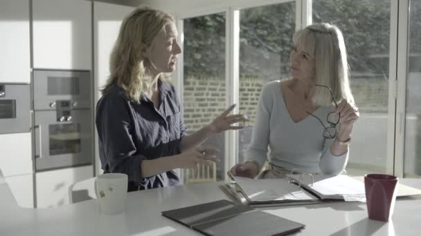 Erwachsene Frau mit älterer Mutter schaut sich persönliche Finanzen an — Stockvideo