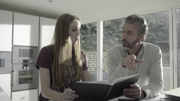 Взрослый мужчина обучает дочь-подростка — стоковое видео