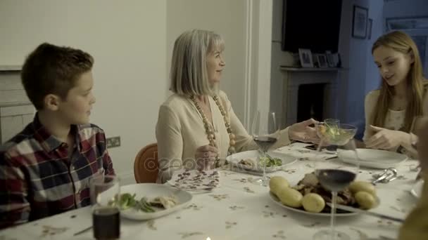 Família junta para refeição em casa — Vídeo de Stock