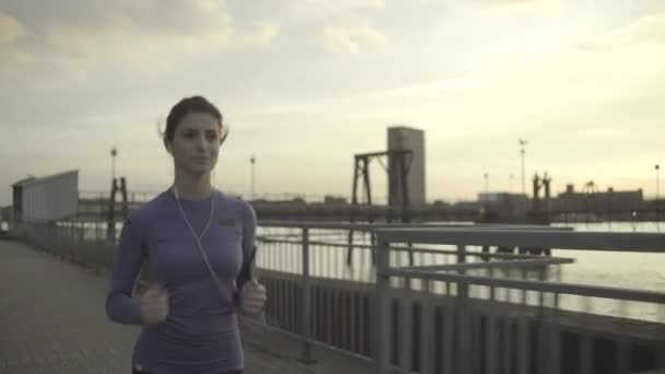 Corridore femminile che corre lungo il fiume Tamigi — Video Stock