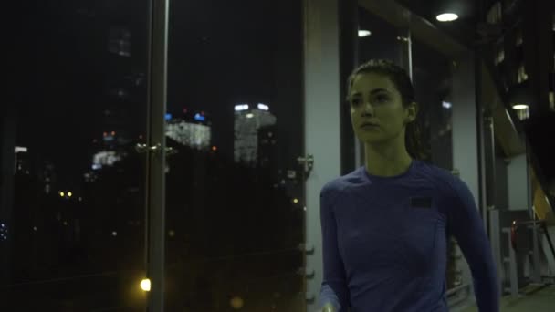 Бег женщин в городе ночью — стоковое видео