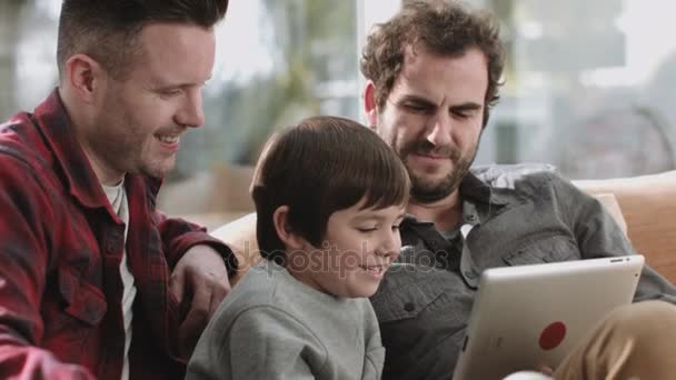 Famille utilisant une tablette numérique — Video