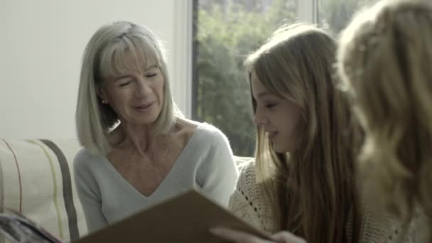 Tre generation familj med digital tablett — Stockvideo