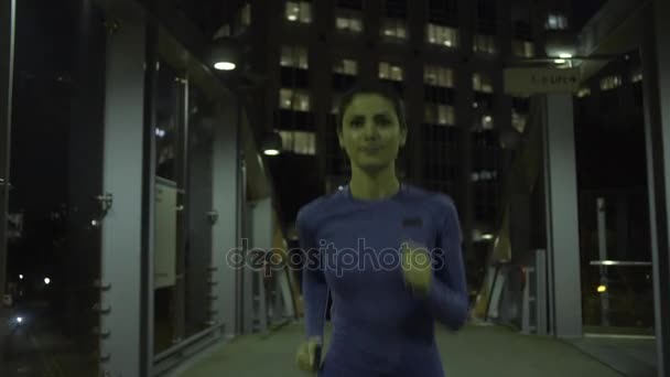 Correr en la ciudad por la noche — Vídeo de stock