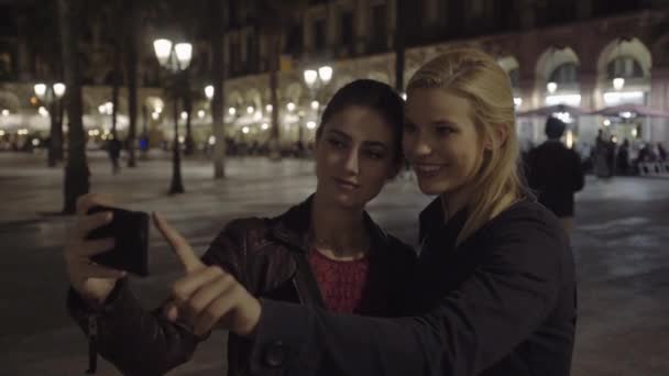 Wanita mengunjungi alun-alun di Barcelona — Stok Video