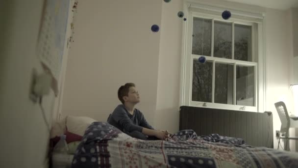 Adolescent garçon jouer avec globes — Video