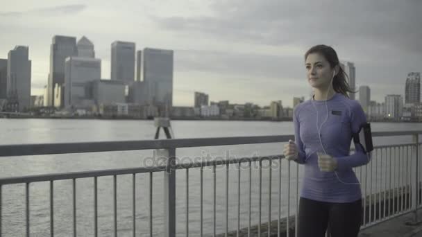 Corridore femminile che corre lungo il fiume Tamigi — Video Stock