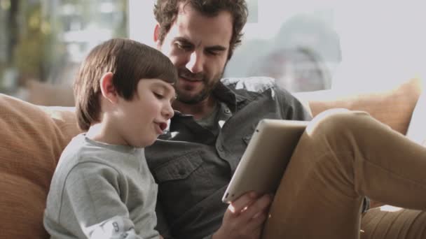 Padre e hijo usando tableta — Vídeos de Stock