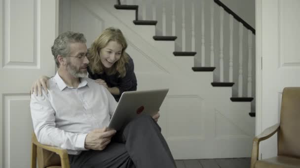 Pareja adulta mayor trabajando en laptop — Vídeos de Stock