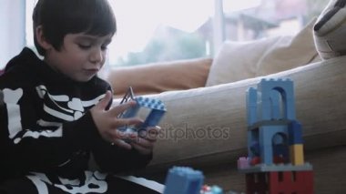 yapı taşları ile oynayan çocuk 