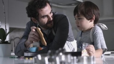 Baba ve oğul pişirme 