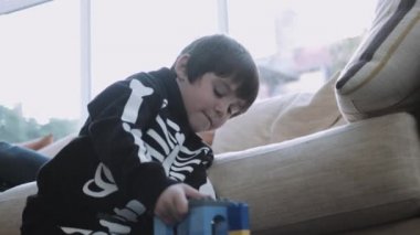 yapı taşları ile oynayan çocuk 