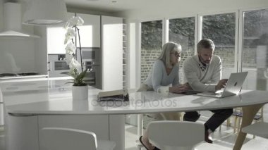 Üst düzey kadın kişisel finans görünümlü erkek