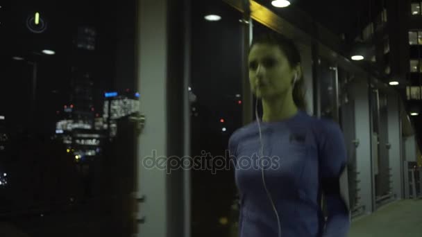 Jogging femminile in città di notte — Video Stock