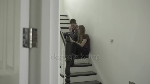 Брат и сестра сидят на лестнице — стоковое видео