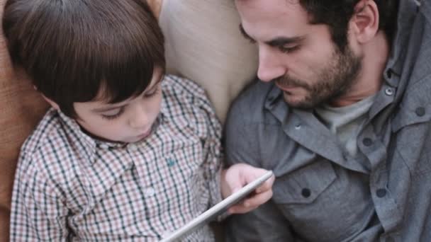 Father and son playing on tablet — Stock Video