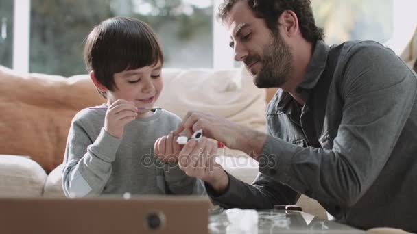 Padre e hijo jugando — Vídeo de stock