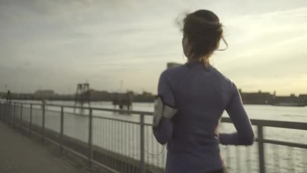 Corredor feminino correndo pelo rio Tâmisa — Vídeo de Stock