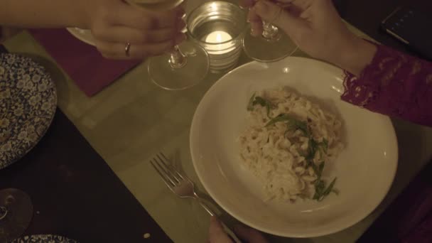 乾杯とタパスを食べる女性 — ストック動画