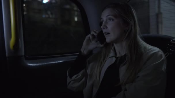 Femme en taxi en utilisant un téléphone intelligent — Video