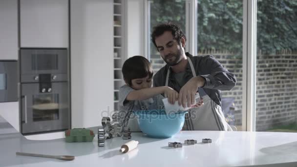 Vader en zoon koken koekjes — Stockvideo