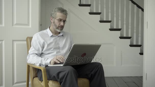 Mature adult male working on laptop — Stock Video