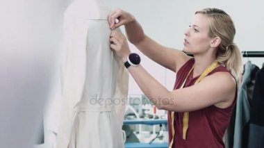 Moda tasarımcısı iş başında