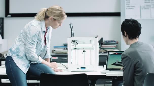 Ontwerpers kijken naar 3D-gedrukte object — Stockvideo