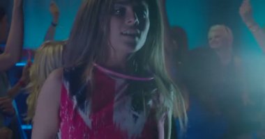 Arkadaş grubu dans ve gece kulübünde eğleniyor kadın