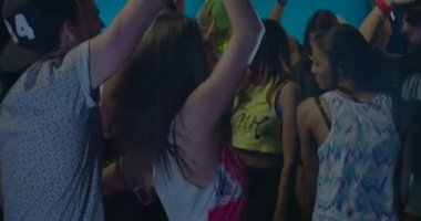 Dans ve müzik gece kulübünde keyfi arkadaşlar