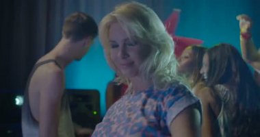 Kadın gösteren kalp şekli sembolü gece kulübünde dans ederken