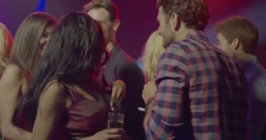 Dans ve having fun gece kulübünde arkadaşları