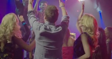 Cep telefonu ile kendini fotoğraf gece kulübünde müzik tadını çıkarırken alarak arkadaşlar