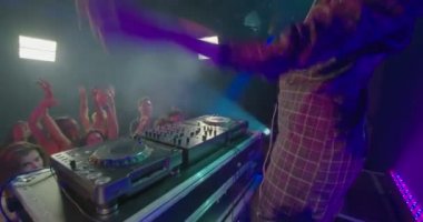 Arkadaşlar eğlenmeye müzik gece kulübünde dans ederken
