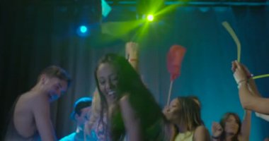 Arkadaş grubu dans ve gece kulübünde eğleniyor kadın