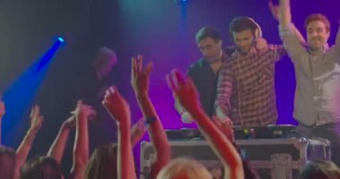 DJ makine ve arkadaşları müzik gece kulübünde dans faaliyet adam