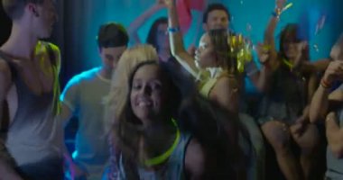 Kadın gösteren kalp şekli sembolü gece kulübünde dans ederken