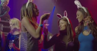 Dans ve having fun şampanya ile gece kulübünde arkadaşlar