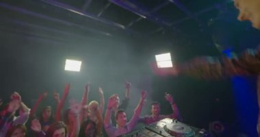 Arkadaşlar eğlenmeye müzik gece kulübünde dans ederken