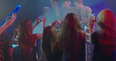 Arkadaşlar müzik gece kulübünde tadını çıkarırken cep telefonu ile fotoğraf çekme