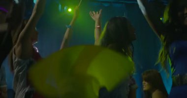 Arkadaşlar eğlenmeye gece kulübünde dans ederken