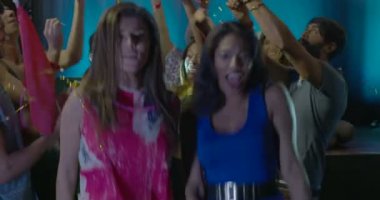 Arkadaşlar gece kulübünde dans ederken müzik keyfi