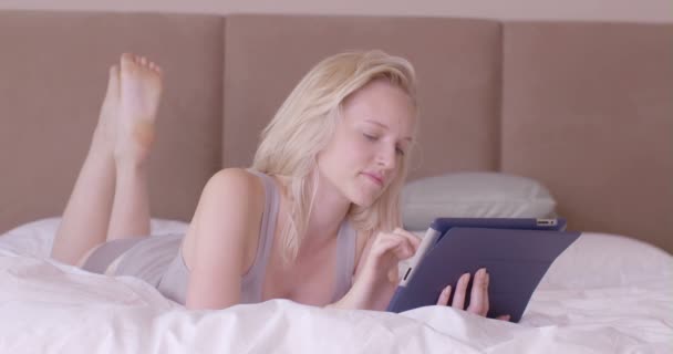 Жінка використовує цифровий планшет — стокове відео