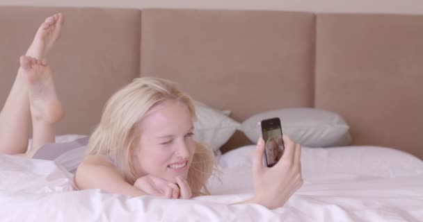 Femme prenant selfie avec téléphone intelligent — Video