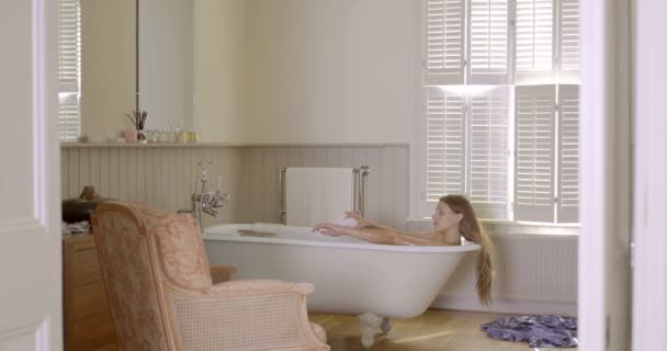 Mujer tomando baño — Vídeos de Stock