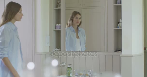 Femme regardant dans le miroir — Video