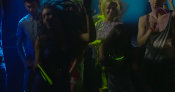 Amigos Divirtiéndose Mientras Bailan Discoteca — Vídeos de Stock